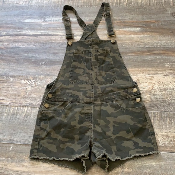 Cute army jumpsuit - Picture 1 of 7